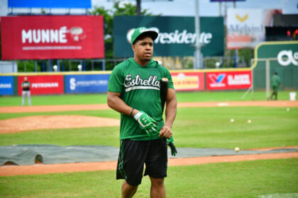 Toros del Este adquieren nuevamente a Enmanuel Valdez en cambio desde las Estrellas Orientales Los Toros del Este realizaron un movimiento en la temporada baja al adquirir nuevamente al infielder Enmanuel Valdez mediante un cambio con las Estrellas Orientales, enviando al jardinero Marco Luciano. Valdez, quien fue seleccionado originalmente por los Toros en el Draft de Novatos 2021, regresa al equipo tras dos campañas con las Estrellas, donde conectó tres cuadrangulares y remolcó 15 carreras, acumulando experiencia en cuatro temporadas en la Liga Dominicana de Béisbol (LIDOM). El jugador nativo de San Juan de la Maguana cuenta además con experiencia en las Grandes Ligas, habiendo jugado con los Boston Red Sox en 2023 y 2024, y con los Pittsburgh Pirates en 2025. Según el gerente general Jesús Mejía, la incorporación busca aportar balance ofensivo con un bate zurdo y fortalecer la dinámica del equipo. En la pasada temporada, Valdez participó en 31 partidos debido a una lesión, registrando dos cuadrangulares y 12 carreras impulsadas, mientras que Luciano tuvo participación limitada en su única campaña con los Toros. Más información en alodigitalrd.com #DeportesRD #LIDOM #TorosDelEste #BeisbolDominicano #AgenciaLibre #AloRD #AloDigitalRD #NoticiasRD