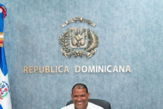 Exdirector de Bayahíbe habría movido más de RD$169 millones, según acusación por narcotráfico El Ministerio Público de la República Dominicana presentó acusación formal contra Enriquillo Luis Brito, exdirector del Distrito Municipal de Bayahíbe, señalando que movilizó más de RD$169 millones entre 2018 y 2025 mediante múltiples cuentas bancarias personales, mancomunadas y corporativas. De acuerdo con el expediente, se le imputa enriquecimiento ilícito vinculado al narcotráfico, destacando movimientos por más de RD$89 millones en entradas y RD$91 millones en salidas, además de transacciones en dólares que superan los US$300 mil. Las autoridades también identificaron inconsistencias entre los ingresos reportados y los depósitos en efectivo, incluyendo montos significativamente mayores a los declarados ante la administración tributaria. La acusación también involucra a su hijo, Enrique José Luis Brito, quien, pese a no registrar actividad laboral ni declaraciones fiscales, presenta movimientos financieros por más de RD$33 millones. El expediente incluye vínculos con terceros, como familiares relacionados a cuentas compartidas y transferencias, así como evidencias obtenidas en allanamientos, incluyendo registros de presuntas operaciones de narcotráfico. El caso está relacionado con la incautación de casi 10 toneladas de cocaína en el puerto de Caucedo en 2025, una de las mayores operaciones recientes contra el narcotráfico en el país. Más información en alodigitalrd.com #RepúblicaDominicana #JusticiaRD #Narcotráfico #Corrupción #Bayahíbe #AloRD #AloDigitalRD #NoticiasRD