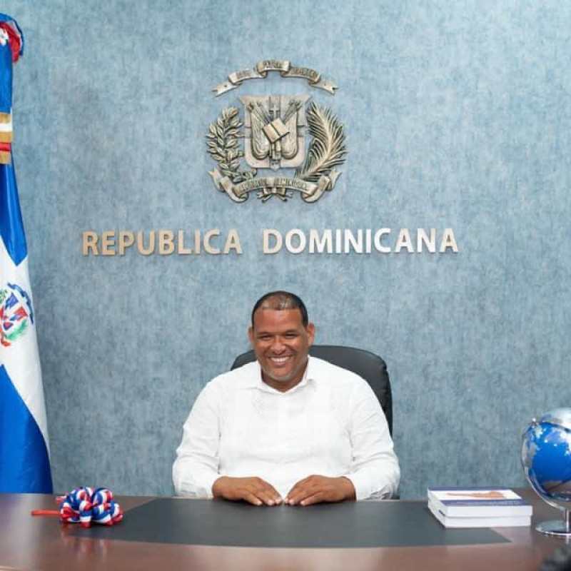 Exdirector de Bayahíbe habría movido más de RD$169 millones, según acusación por narcotráfico El Ministerio Público de la República Dominicana presentó acusación formal contra Enriquillo Luis Brito, exdirector del Distrito Municipal de Bayahíbe, señalando que movilizó más de RD$169 millones entre 2018 y 2025 mediante múltiples cuentas bancarias personales, mancomunadas y corporativas. De acuerdo con el expediente, se le imputa enriquecimiento ilícito vinculado al narcotráfico, destacando movimientos por más de RD$89 millones en entradas y RD$91 millones en salidas, además de transacciones en dólares que superan los US$300 mil. Las autoridades también identificaron inconsistencias entre los ingresos reportados y los depósitos en efectivo, incluyendo montos significativamente mayores a los declarados ante la administración tributaria. La acusación también involucra a su hijo, Enrique José Luis Brito, quien, pese a no registrar actividad laboral ni declaraciones fiscales, presenta movimientos financieros por más de RD$33 millones. El expediente incluye vínculos con terceros, como familiares relacionados a cuentas compartidas y transferencias, así como evidencias obtenidas en allanamientos, incluyendo registros de presuntas operaciones de narcotráfico. El caso está relacionado con la incautación de casi 10 toneladas de cocaína en el puerto de Caucedo en 2025, una de las mayores operaciones recientes contra el narcotráfico en el país. Más información en alodigitalrd.com #RepúblicaDominicana #JusticiaRD #Narcotráfico #Corrupción #Bayahíbe #AloRD #AloDigitalRD #NoticiasRD