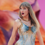 **Taylor Swift busca registrar su voz como marca comercial ante auge de la inteligencia artificial** La cantante Taylor Swift presentó solicitudes ante la Oficina de Patentes y Marcas Registradas de Estados Unidos (USPTO) para registrar su voz como marca comercial, en medio del crecimiento de la inteligencia artificial. La medida busca proteger su identidad vocal frente a posibles usos no autorizados generados por sistemas de IA, una preocupación cada vez más común entre artistas internacionales. La iniciativa de Swift se suma a acciones similares tomadas por figuras como el actor Matthew McConaughey, quienes han solicitado protección legal sobre su voz e imagen ante el avance de estas tecnologías. La cantante envió grabaciones donde identifica su voz en mensajes promocionales, mientras su equipo no ofreció declaraciones adicionales sobre el proceso. El caso refleja el creciente debate global sobre derechos de imagen y propiedad intelectual en la era digital. Más información en alodigitalrd.com. #TaylorSwift #InteligenciaArtificial #Musica #DerechosDeAutor #Tecnologia #AloRD #AloDigitalRD #NoticiasRD