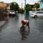 **Proponen ley de “Mando Único” para emergencias climáticas en República Dominicana** El abogado Francisco Álvarez Martínez presentó una propuesta legislativa ante el Congreso Nacional para crear un sistema de mando único que coordine la respuesta del Estado ante emergencias climáticas en la República Dominicana. La iniciativa plantea corregir la fragmentación institucional actual, donde el Centro de Operaciones de Emergencias emite alertas sin que exista una autoridad central que unifique decisiones, lo que genera respuestas tardías, contradictorias y confusión ciudadana. El proyecto establece que una alerta roja active automáticamente una Declaración de Emergencia Climática con efectos obligatorios, como suspensión de labores no esenciales, paralización de plazos administrativos y judiciales, y protección salarial para trabajadores. También propone un canal único de información oficial para evitar desinformación y sanciones de hasta 200 salarios mínimos a empleadores o funcionarios que incumplan las medidas. La iniciativa fue remitida a líderes legislativos como Ricardo de los Santos y Alfredo Pacheco para su evaluación y posible sometimiento. Más información en alodigitalrd.com. #EmergenciasClimaticas #LeyRD #GestionDeRiesgos #COE #ClimaRD #AloRD #AloDigitalRD #NoticiasRD