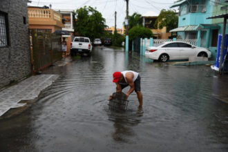 **Proponen ley de “Mando Único” para emergencias climáticas en República Dominicana** El abogado Francisco Álvarez Martínez presentó una propuesta legislativa ante el Congreso Nacional para crear un sistema de mando único que coordine la respuesta del Estado ante emergencias climáticas en la República Dominicana. La iniciativa plantea corregir la fragmentación institucional actual, donde el Centro de Operaciones de Emergencias emite alertas sin que exista una autoridad central que unifique decisiones, lo que genera respuestas tardías, contradictorias y confusión ciudadana. El proyecto establece que una alerta roja active automáticamente una Declaración de Emergencia Climática con efectos obligatorios, como suspensión de labores no esenciales, paralización de plazos administrativos y judiciales, y protección salarial para trabajadores. También propone un canal único de información oficial para evitar desinformación y sanciones de hasta 200 salarios mínimos a empleadores o funcionarios que incumplan las medidas. La iniciativa fue remitida a líderes legislativos como Ricardo de los Santos y Alfredo Pacheco para su evaluación y posible sometimiento. Más información en alodigitalrd.com. #EmergenciasClimaticas #LeyRD #GestionDeRiesgos #COE #ClimaRD #AloRD #AloDigitalRD #NoticiasRD