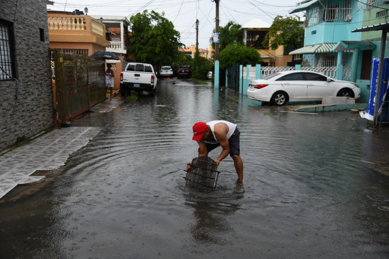 **Proponen ley de “Mando Único” para emergencias climáticas en República Dominicana** El abogado Francisco Álvarez Martínez presentó una propuesta legislativa ante el Congreso Nacional para crear un sistema de mando único que coordine la respuesta del Estado ante emergencias climáticas en la República Dominicana. La iniciativa plantea corregir la fragmentación institucional actual, donde el Centro de Operaciones de Emergencias emite alertas sin que exista una autoridad central que unifique decisiones, lo que genera respuestas tardías, contradictorias y confusión ciudadana. El proyecto establece que una alerta roja active automáticamente una Declaración de Emergencia Climática con efectos obligatorios, como suspensión de labores no esenciales, paralización de plazos administrativos y judiciales, y protección salarial para trabajadores. También propone un canal único de información oficial para evitar desinformación y sanciones de hasta 200 salarios mínimos a empleadores o funcionarios que incumplan las medidas. La iniciativa fue remitida a líderes legislativos como Ricardo de los Santos y Alfredo Pacheco para su evaluación y posible sometimiento. Más información en alodigitalrd.com. #EmergenciasClimaticas #LeyRD #GestionDeRiesgos #COE #ClimaRD #AloRD #AloDigitalRD #NoticiasRD