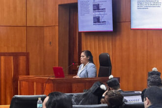 Pastora Rossy Guzmán solicita absolución en caso Coral y denuncia presuntas inconsistencias del proceso La pastora Rossy Guzmán, implicada en el caso Coral, solicitó al tribunal su absolución total al alegar debilidades en las pruebas presentadas por el Ministerio Público. Durante su intervención final, pidió que se garantice el respeto al debido proceso y la presunción de inocencia, señalando que enfrenta un proceso judicial que considera injusto y con inconsistencias en las acusaciones. Guzmán afirmó que ha permanecido dispuesta a comparecer ante la justicia durante todo el proceso y cuestionó la solidez del expediente en su contra, asegurando que las imputaciones no se corresponden con los hechos. El caso Coral continúa en fase decisiva en el Primer Tribunal Colegiado del Distrito Nacional, que ya se reservó el fallo para el 15 de junio. Más información en alodigitalrd.com. #CasoCoral #RossyGuzman #JusticiaRD #MinisterioPublico #TribunalRD #CorrupcionRD #DebidoProceso #PoliticaRD #AloRD #AloDigitalRD #NoticiasRD