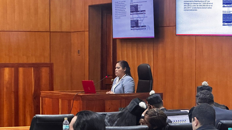 Pastora Rossy Guzmán solicita absolución en caso Coral y denuncia presuntas inconsistencias del proceso La pastora Rossy Guzmán, implicada en el caso Coral, solicitó al tribunal su absolución total al alegar debilidades en las pruebas presentadas por el Ministerio Público. Durante su intervención final, pidió que se garantice el respeto al debido proceso y la presunción de inocencia, señalando que enfrenta un proceso judicial que considera injusto y con inconsistencias en las acusaciones. Guzmán afirmó que ha permanecido dispuesta a comparecer ante la justicia durante todo el proceso y cuestionó la solidez del expediente en su contra, asegurando que las imputaciones no se corresponden con los hechos. El caso Coral continúa en fase decisiva en el Primer Tribunal Colegiado del Distrito Nacional, que ya se reservó el fallo para el 15 de junio. Más información en alodigitalrd.com. #CasoCoral #RossyGuzman #JusticiaRD #MinisterioPublico #TribunalRD #CorrupcionRD #DebidoProceso #PoliticaRD #AloRD #AloDigitalRD #NoticiasRD