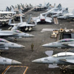 **Compra de aviones de combate en Perú genera polémica por presunto acuerdo con EE.UU.** La decisión del presidente interino José María Balcázar de posponer la compra de aviones de combate ha generado tensiones en Perú, tras revelaciones sobre un supuesto acuerdo previo con Estados Unidos para adquirir aeronaves F-16 Block 70. La medida provocó reacciones del embajador estadounidense y de exfuncionarios peruanos, quienes advirtieron sobre posibles consecuencias diplomáticas y pérdida de credibilidad internacional. El proceso de adquisición, estimado en unos 3,500 millones de dólares para 24 aviones, también incluía propuestas como el Gripen sueco y el Rafale francés. La controversia se intensificó debido a denuncias de falta de transparencia, ya que el proceso fue declarado secreto durante la gestión anterior y, según medios locales, algunas empresas no fueron invitadas a presentar ofertas finales. Además, sectores militares retirados han presionado para concretar la compra, mientras críticos cuestionan la elección del modelo en un contexto donde su fabricante prioriza otros desarrollos. La decisión final quedará en manos del próximo gobierno. Más información en alodigitalrd.com. #Perú #EstadosUnidos #Defensa #AvionesDeCombate #PolíticaInternacional #AloRD #AloDigitalRD #NoticiasRD