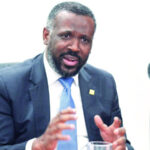 Wilson Camacho advierte que la corrupción judicial “hace soluble el derecho en dinero” El director de Persecución del Ministerio Público, Wilson Camacho, afirmó que la corrupción dentro del sistema de justicia constituye una de las formas más graves de irregularidades, debido a su impacto directo en la seguridad jurídica. En ese contexto, calificó como “grave” el caso del fiscal adjunto Aurelio Valdez Alcántara, acusado de recibir 10,000 dólares del testigo Roberto Canaán en el marco del caso Senasa. El funcionario aclaró que la imputación formal contra Valdez Alcántara es por soborno, tras una operación de “entrega vigilada” ejecutada por el propio Ministerio Público. Según explicó Camacho, el imputado solicitaba dinero a cambio de influir en el curso de investigaciones bajo su responsabilidad, lo que motivó una intervención autorizada judicialmente que permitió su arresto en flagrante delito. Indicó que la investigación continúa abierta para determinar si existen otros casos afectados o más personas implicadas. Asimismo, reiteró la política de “tolerancia cero” frente a la corrupción impulsada por la Procuraduría General, asegurando que cualquier acto con evidencia será llevado ante los tribunales. Más información en alodigitalrd.com #Corrupción #JusticiaRD #MinisterioPúblico #CasoSenasa #Transparencia #AloRD #AloDigitalRD #NoticiasRD