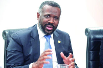 Wilson Camacho advierte que la corrupción judicial “hace soluble el derecho en dinero” El director de Persecución del Ministerio Público, Wilson Camacho, afirmó que la corrupción dentro del sistema de justicia constituye una de las formas más graves de irregularidades, debido a su impacto directo en la seguridad jurídica. En ese contexto, calificó como “grave” el caso del fiscal adjunto Aurelio Valdez Alcántara, acusado de recibir 10,000 dólares del testigo Roberto Canaán en el marco del caso Senasa. El funcionario aclaró que la imputación formal contra Valdez Alcántara es por soborno, tras una operación de “entrega vigilada” ejecutada por el propio Ministerio Público. Según explicó Camacho, el imputado solicitaba dinero a cambio de influir en el curso de investigaciones bajo su responsabilidad, lo que motivó una intervención autorizada judicialmente que permitió su arresto en flagrante delito. Indicó que la investigación continúa abierta para determinar si existen otros casos afectados o más personas implicadas. Asimismo, reiteró la política de “tolerancia cero” frente a la corrupción impulsada por la Procuraduría General, asegurando que cualquier acto con evidencia será llevado ante los tribunales. Más información en alodigitalrd.com #Corrupción #JusticiaRD #MinisterioPúblico #CasoSenasa #Transparencia #AloRD #AloDigitalRD #NoticiasRD