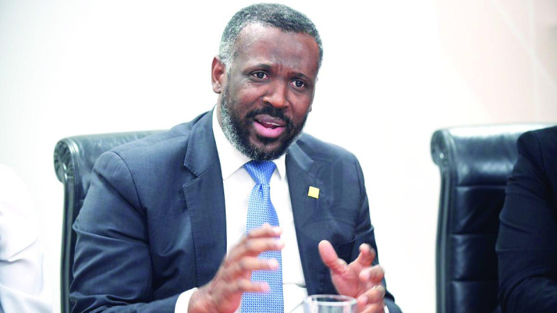 Wilson Camacho advierte que la corrupción judicial “hace soluble el derecho en dinero” El director de Persecución del Ministerio Público, Wilson Camacho, afirmó que la corrupción dentro del sistema de justicia constituye una de las formas más graves de irregularidades, debido a su impacto directo en la seguridad jurídica. En ese contexto, calificó como “grave” el caso del fiscal adjunto Aurelio Valdez Alcántara, acusado de recibir 10,000 dólares del testigo Roberto Canaán en el marco del caso Senasa. El funcionario aclaró que la imputación formal contra Valdez Alcántara es por soborno, tras una operación de “entrega vigilada” ejecutada por el propio Ministerio Público. Según explicó Camacho, el imputado solicitaba dinero a cambio de influir en el curso de investigaciones bajo su responsabilidad, lo que motivó una intervención autorizada judicialmente que permitió su arresto en flagrante delito. Indicó que la investigación continúa abierta para determinar si existen otros casos afectados o más personas implicadas. Asimismo, reiteró la política de “tolerancia cero” frente a la corrupción impulsada por la Procuraduría General, asegurando que cualquier acto con evidencia será llevado ante los tribunales. Más información en alodigitalrd.com #Corrupción #JusticiaRD #MinisterioPúblico #CasoSenasa #Transparencia #AloRD #AloDigitalRD #NoticiasRD