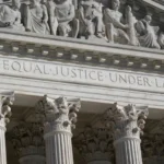 Suprema Corte de Estados Unidos falla contra prohibición de terapia de conversión en Colorado La Corte Suprema de Estados Unidos decidió, con una votación de 8-1, fallar en contra de una ley del estado de Colorado que prohibía la llamada “terapia de conversión” en menores LGBTQ+. El fallo respalda el argumento de que dicha legislación podría violar la Primera Enmienda al restringir la libertad de expresión, al considerar que censura el discurso en función del punto de vista. La opinión mayoritaria fue redactada por Neil Gorsuch y contó con el apoyo de juezas como Elena Kagan y Sonia Sotomayor, quienes coincidieron en que el Estado no puede favorecer una postura sobre otra en debates relacionados con identidad de género. El único voto disidente fue de Ketanji Brown Jackson, quien sostuvo que los estados deberían tener la facultad de regular la atención médica, incluso si esto implica limitar ciertos tipos de expresión. El caso fue impulsado por la consejera Kaley Chiles, quien argumentó que la ley le impedía ofrecer orientación basada en la fe, mientras que las autoridades de Colorado defendieron que la medida busca evitar prácticas consideradas dañinas y desacreditadas científicamente. La decisión podría tener implicaciones en otros estados con leyes similares, en medio de un debate nacional sobre libertad religiosa, regulación médica y derechos LGBTQ+. Más información en alodigitalrd.com. #EstadosUnidos #CorteSuprema #LGBTQ #LibertadDeExpresión #Justicia #AloRD #AloDigitalRD #NoticiasRD