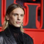 Jamie Campbell Bower será una de las figuras principales en el Puerto Rico Comic Con 2026 El actor británico Jamie Campbell Bower, reconocido por su participación en Stranger Things y la saga de Harry Potter, encabezará el Puerto Rico Comic Con 2026, que se celebrará del 3 al 5 de abril en el Centro de Convenciones de Puerto Rico. El evento, bajo el lema “Siente el Hype”, proyecta reunir a más de 50,000 asistentes y contará con más de 450 exhibidores, incluyendo artistas independientes, creadores de contenido y marcas vinculadas a la cultura pop y el entretenimiento. Además de Bower, participarán figuras como Ron Perlman, conocido por la saga Hellboy, y Sean Schemmel, voz de Goku en Dragon Ball Z. También estarán presentes la creadora Vivienne Medrano, responsable de Hazbin Hotel, y el ilustrador Jerome Opeña. El evento incluirá paneles, firmas de autógrafos, sesiones fotográficas, un festival de cortometrajes basado en cómics locales y el tradicional Cosplay Showcase, consolidándose como uno de los encuentros más importantes de la cultura geek en el Caribe. Más información en alodigitalrd.com #ComicCon #PuertoRico #CulturaPop #StrangerThings #Entretenimiento #AloRD #AloDigitalRD #NoticiasRD