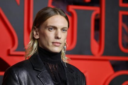 Jamie Campbell Bower será una de las figuras principales en el Puerto Rico Comic Con 2026 El actor británico Jamie Campbell Bower, reconocido por su participación en Stranger Things y la saga de Harry Potter, encabezará el Puerto Rico Comic Con 2026, que se celebrará del 3 al 5 de abril en el Centro de Convenciones de Puerto Rico. El evento, bajo el lema “Siente el Hype”, proyecta reunir a más de 50,000 asistentes y contará con más de 450 exhibidores, incluyendo artistas independientes, creadores de contenido y marcas vinculadas a la cultura pop y el entretenimiento. Además de Bower, participarán figuras como Ron Perlman, conocido por la saga Hellboy, y Sean Schemmel, voz de Goku en Dragon Ball Z. También estarán presentes la creadora Vivienne Medrano, responsable de Hazbin Hotel, y el ilustrador Jerome Opeña. El evento incluirá paneles, firmas de autógrafos, sesiones fotográficas, un festival de cortometrajes basado en cómics locales y el tradicional Cosplay Showcase, consolidándose como uno de los encuentros más importantes de la cultura geek en el Caribe. Más información en alodigitalrd.com #ComicCon #PuertoRico #CulturaPop #StrangerThings #Entretenimiento #AloRD #AloDigitalRD #NoticiasRD