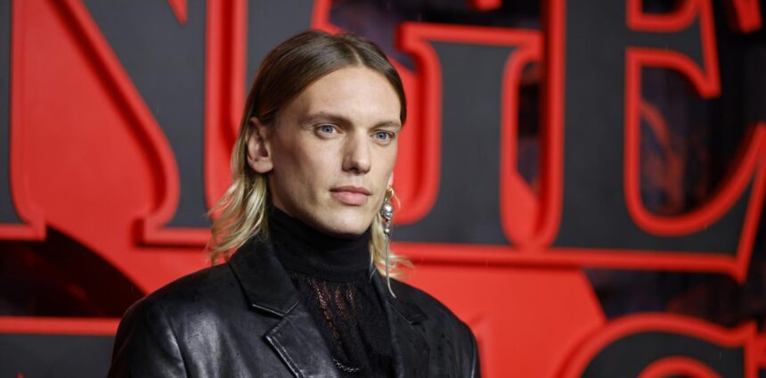 Jamie Campbell Bower será una de las figuras principales en el Puerto Rico Comic Con 2026 El actor británico Jamie Campbell Bower, reconocido por su participación en Stranger Things y la saga de Harry Potter, encabezará el Puerto Rico Comic Con 2026, que se celebrará del 3 al 5 de abril en el Centro de Convenciones de Puerto Rico. El evento, bajo el lema “Siente el Hype”, proyecta reunir a más de 50,000 asistentes y contará con más de 450 exhibidores, incluyendo artistas independientes, creadores de contenido y marcas vinculadas a la cultura pop y el entretenimiento. Además de Bower, participarán figuras como Ron Perlman, conocido por la saga Hellboy, y Sean Schemmel, voz de Goku en Dragon Ball Z. También estarán presentes la creadora Vivienne Medrano, responsable de Hazbin Hotel, y el ilustrador Jerome Opeña. El evento incluirá paneles, firmas de autógrafos, sesiones fotográficas, un festival de cortometrajes basado en cómics locales y el tradicional Cosplay Showcase, consolidándose como uno de los encuentros más importantes de la cultura geek en el Caribe. Más información en alodigitalrd.com #ComicCon #PuertoRico #CulturaPop #StrangerThings #Entretenimiento #AloRD #AloDigitalRD #NoticiasRD