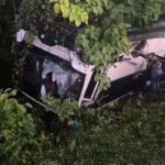 Accidente en peaje de Guaraguao deja 36 heridos durante Jueves Santo Un total de 36 personas resultaron heridas tras un accidente de tránsito ocurrido en el peaje de Guaraguao, ubicado en la Autopista del Nordeste, según informó la Defensa Civil. El hecho se registró la noche del Jueves Santo, cuando un autobús que transportaba más de 30 pasajeros con destino a Samaná colisionó con otro vehículo, provocando que el autobús se volcara y quedara con los neumáticos hacia arriba. Al lugar acudieron unidades del Sistema Nacional de Atención a Emergencias y Seguridad 9-1-1, junto a brigadas de la Defensa Civil, quienes brindaron asistencia a los lesionados y coordinaron el traslado de los casos más graves a distintos centros de salud. Durante el operativo, el tránsito en la vía se vio afectado en ambos sentidos mientras se realizaban las labores de rescate y remoción de los vehículos involucrados. Más información en alodigitalrd.com #Accidente #Guaraguao #SemanaSanta #DefensaCivil #Samaná #AloRD #AloDigitalRD #NoticiasRD