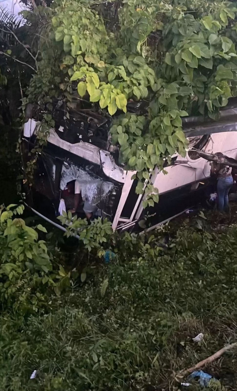 Accidente en peaje de Guaraguao deja 36 heridos durante Jueves Santo Un total de 36 personas resultaron heridas tras un accidente de tránsito ocurrido en el peaje de Guaraguao, ubicado en la Autopista del Nordeste, según informó la Defensa Civil. El hecho se registró la noche del Jueves Santo, cuando un autobús que transportaba más de 30 pasajeros con destino a Samaná colisionó con otro vehículo, provocando que el autobús se volcara y quedara con los neumáticos hacia arriba. Al lugar acudieron unidades del Sistema Nacional de Atención a Emergencias y Seguridad 9-1-1, junto a brigadas de la Defensa Civil, quienes brindaron asistencia a los lesionados y coordinaron el traslado de los casos más graves a distintos centros de salud. Durante el operativo, el tránsito en la vía se vio afectado en ambos sentidos mientras se realizaban las labores de rescate y remoción de los vehículos involucrados. Más información en alodigitalrd.com #Accidente #Guaraguao #SemanaSanta #DefensaCivil #Samaná #AloRD #AloDigitalRD #NoticiasRD