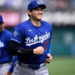Ohtani conecta jonrón de tres carreras y remolca sus primeras del año El japonés Shohei Ohtani conectó un jonrón de tres carreras durante la tercera entrada en el partido entre los Los Angeles Dodgers y los Washington Nationals, disputado en Washington. El batazo, con una distancia de 401 pies hacia el jardín derecho, permitió empatar el marcador tras iniciar el encuentro con desventaja de 3-0, representando además sus primeras carreras impulsadas de la temporada. El jugador había tenido un inicio lento ofensivamente, acumulando apenas tres hits en sus primeros 19 turnos antes de este encuentro. Posteriormente, Mookie Betts también aportó con un jonrón de dos carreras ante el lanzador Miles Mikolas, contribuyendo a la reacción del equipo. A pesar de las dificultades ofensivas de varias figuras clave, los Dodgers llegaron al partido con récord positivo de 4-2 en la temporada. Más información en alodigitalrd.com #ShoheiOhtani #MLB #Dodgers #Jonron #Beisbol #AloRD #AloDigitalRD #NoticiasRD