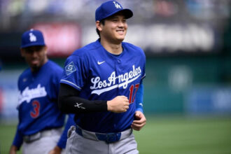 Ohtani conecta jonrón de tres carreras y remolca sus primeras del año El japonés Shohei Ohtani conectó un jonrón de tres carreras durante la tercera entrada en el partido entre los Los Angeles Dodgers y los Washington Nationals, disputado en Washington. El batazo, con una distancia de 401 pies hacia el jardín derecho, permitió empatar el marcador tras iniciar el encuentro con desventaja de 3-0, representando además sus primeras carreras impulsadas de la temporada. El jugador había tenido un inicio lento ofensivamente, acumulando apenas tres hits en sus primeros 19 turnos antes de este encuentro. Posteriormente, Mookie Betts también aportó con un jonrón de dos carreras ante el lanzador Miles Mikolas, contribuyendo a la reacción del equipo. A pesar de las dificultades ofensivas de varias figuras clave, los Dodgers llegaron al partido con récord positivo de 4-2 en la temporada. Más información en alodigitalrd.com #ShoheiOhtani #MLB #Dodgers #Jonron #Beisbol #AloRD #AloDigitalRD #NoticiasRD