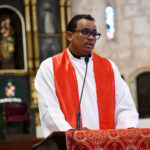 Iglesia denuncia gasto en publicidad estatal y corrupción durante Sermón de las Siete Palabras El sacerdote Francisco Benito Alvarado Herrera criticó los altos gastos en publicidad gubernamental y los acuerdos extraoficiales durante su participación en el Sermón de las Siete Palabras, celebrado en la Catedral Primada de América. En su reflexión sobre la primera palabra de Jesucristo, el religioso denunció la injusticia social que afecta a migrantes, personas sin seguridad social y enfermos mentales, cuestionando a quienes priorizan intereses políticos e institucionales sobre las necesidades humanas. Asimismo, pidió perdón por prácticas vinculadas a corrupción y falta de compromiso social, señalando una conducta repetida en distintos gobiernos. Durante su intervención, el sacerdote también abordó problemáticas como los feminicidios, la violencia, el acceso a armas, drogas y alcohol, atribuyendo parte de estas situaciones a fallas en los organismos de control. Además, expresó preocupación por el impacto de las redes sociales y plataformas digitales en jóvenes y niños, a quienes calificó como influenciados por referentes que promueven valores distorsionados. El mensaje concluyó con un llamado a reflexionar sobre la dignidad humana, la corrupción estructural y la necesidad de construir una sociedad más justa, en medio de un contexto nacional marcado por desigualdad y crisis social. Más información en alodigitalrd.com #RepublicaDominicana #IglesiaCatolica #SemanaSanta #Corrupcion #Sociedad #AloRD #AloDigitalRD #NoticiasRD