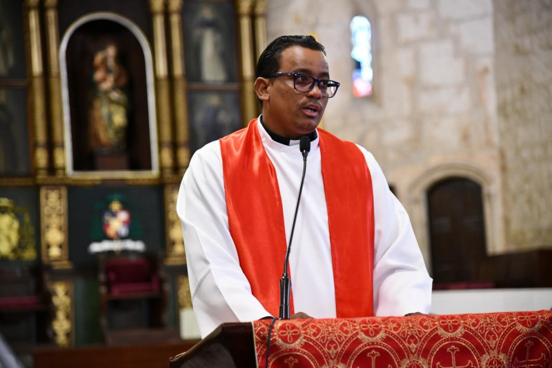 Iglesia denuncia gasto en publicidad estatal y corrupción durante Sermón de las Siete Palabras El sacerdote Francisco Benito Alvarado Herrera criticó los altos gastos en publicidad gubernamental y los acuerdos extraoficiales durante su participación en el Sermón de las Siete Palabras, celebrado en la Catedral Primada de América. En su reflexión sobre la primera palabra de Jesucristo, el religioso denunció la injusticia social que afecta a migrantes, personas sin seguridad social y enfermos mentales, cuestionando a quienes priorizan intereses políticos e institucionales sobre las necesidades humanas. Asimismo, pidió perdón por prácticas vinculadas a corrupción y falta de compromiso social, señalando una conducta repetida en distintos gobiernos. Durante su intervención, el sacerdote también abordó problemáticas como los feminicidios, la violencia, el acceso a armas, drogas y alcohol, atribuyendo parte de estas situaciones a fallas en los organismos de control. Además, expresó preocupación por el impacto de las redes sociales y plataformas digitales en jóvenes y niños, a quienes calificó como influenciados por referentes que promueven valores distorsionados. El mensaje concluyó con un llamado a reflexionar sobre la dignidad humana, la corrupción estructural y la necesidad de construir una sociedad más justa, en medio de un contexto nacional marcado por desigualdad y crisis social. Más información en alodigitalrd.com #RepublicaDominicana #IglesiaCatolica #SemanaSanta #Corrupcion #Sociedad #AloRD #AloDigitalRD #NoticiasRD