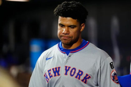 Juan Soto entra a lista de lesionados y estará fuera hasta tres semanas El jardinero dominicano Juan Soto fue colocado en la lista de lesionados de 10 días por los New York Mets debido a una distensión en la pantorrilla derecha, lesión que lo mantendría fuera de juego entre dos y tres semanas. El jugador presentó molestias mientras corría las bases durante un partido reciente, lo que llevó al equipo a tomar medidas preventivas pese a que el propio atleta calificó la lesión como no grave. En respuesta a su ausencia, el equipo ascendió al infielder dominicano Ronny Mauricio desde Triple-A para reforzar la plantilla. Antes de la lesión, Soto registraba un sólido inicio de temporada con promedio de bateo de .355, un cuadrangular y cinco carreras impulsadas. Los Mets también evalúan ajustes en su alineación, incluyendo el uso de Brett Baty en los jardines, mientras gestionan otras molestias físicas dentro del equipo. Más información en alodigitalrd.com #JuanSoto #MLB #NewYorkMets #BeisbolDominicano #DeportesRD #AloRD #AloDigitalRD #NoticiasRD