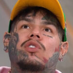 Tekashi 69 habla tras salir de prisión: anuncia que será padre y niega vínculos políticos El rapero Tekashi 69 ofreció su primera entrevista tras salir de prisión, en el programa Hoy Día, donde reveló que espera un hijo con una mujer a la que considera su futura esposa. El artista, cuyo nombre real es Daniel Hernández, también fue señalado previamente en 2021 por acusaciones de incumplimiento en la manutención de sus hijos, ya que, según reportes, tiene tres hijos con diferentes mujeres. Durante la conversación, compartió detalles personales sobre su nueva etapa tras recuperar la libertad. En la misma entrevista, el cantante negó cualquier vínculo político o apoyo a la dictadura venezolana tras comentarios surgidos por su relación con Nicolás Maduro, a quien aseguró haber conocido mientras estaba detenido en el Centro de Detención Metropolitano de Brooklyn. El artista explicó que coincidió en una celda con Maduro y otros reclusos, y respondió a las críticas afirmando que no tiene rol político, sino que es un artista. Estas declaraciones surgen en medio de cuestionamientos públicos, especialmente por parte de la comunidad venezolana. Más información en alodigitalrd.com #Tekashi69 #Farándula #MúsicaUrbana #Entretenimiento #Noticias #AloRD #AloDigitalRD #NoticiasRD