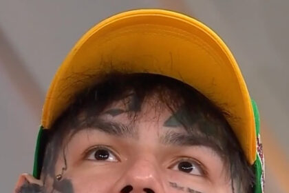 Tekashi 69 habla tras salir de prisión: anuncia que será padre y niega vínculos políticos El rapero Tekashi 69 ofreció su primera entrevista tras salir de prisión, en el programa Hoy Día, donde reveló que espera un hijo con una mujer a la que considera su futura esposa. El artista, cuyo nombre real es Daniel Hernández, también fue señalado previamente en 2021 por acusaciones de incumplimiento en la manutención de sus hijos, ya que, según reportes, tiene tres hijos con diferentes mujeres. Durante la conversación, compartió detalles personales sobre su nueva etapa tras recuperar la libertad. En la misma entrevista, el cantante negó cualquier vínculo político o apoyo a la dictadura venezolana tras comentarios surgidos por su relación con Nicolás Maduro, a quien aseguró haber conocido mientras estaba detenido en el Centro de Detención Metropolitano de Brooklyn. El artista explicó que coincidió en una celda con Maduro y otros reclusos, y respondió a las críticas afirmando que no tiene rol político, sino que es un artista. Estas declaraciones surgen en medio de cuestionamientos públicos, especialmente por parte de la comunidad venezolana. Más información en alodigitalrd.com #Tekashi69 #Farándula #MúsicaUrbana #Entretenimiento #Noticias #AloRD #AloDigitalRD #NoticiasRD