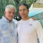 Eduardo Estrella reitera llamado a justicia por tragedia del Jet Set durante misa en memoria de su hijo El ministro de Obras Públicas, Eduardo Estrella, participó en una misa conmemorativa por el aniversario de la tragedia ocurrida en el centro nocturno Jet Set, donde fallecieron su hijo, Eduardo Guarionex Estrella Cruz, y su nuera, Alexandra Grullón Segura. La ceremonia fue celebrada en la parroquia Jesucristo Sumo y Eterno Sacerdote, donde el funcionario expresó el dolor persistente de su familia y su expectativa de que las autoridades actúen conforme a la ley para esclarecer los hechos. Durante su intervención, Estrella afirmó que, en caso de que la justicia terrenal no actúe, prevalecerá la justicia divina, subrayando que su reclamo no busca privilegios personales, sino el cumplimiento adecuado del proceso judicial. También manifestó que la indignación por la pérdida solo puede comprenderse desde la experiencia directa, y destacó que la fe ha sido fundamental para mantener a su familia firme, reiterando su convicción de que toda acción tiene consecuencias. Más información en alodigitalrd.com #EduardoEstrella #JetSet #JusticiaRD #SantoDomingo #NoticiasRD #AloRD #AloDigitalRD #NoticiasRD