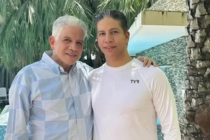 Eduardo Estrella reitera llamado a justicia por tragedia del Jet Set durante misa en memoria de su hijo El ministro de Obras Públicas, Eduardo Estrella, participó en una misa conmemorativa por el aniversario de la tragedia ocurrida en el centro nocturno Jet Set, donde fallecieron su hijo, Eduardo Guarionex Estrella Cruz, y su nuera, Alexandra Grullón Segura. La ceremonia fue celebrada en la parroquia Jesucristo Sumo y Eterno Sacerdote, donde el funcionario expresó el dolor persistente de su familia y su expectativa de que las autoridades actúen conforme a la ley para esclarecer los hechos. Durante su intervención, Estrella afirmó que, en caso de que la justicia terrenal no actúe, prevalecerá la justicia divina, subrayando que su reclamo no busca privilegios personales, sino el cumplimiento adecuado del proceso judicial. También manifestó que la indignación por la pérdida solo puede comprenderse desde la experiencia directa, y destacó que la fe ha sido fundamental para mantener a su familia firme, reiterando su convicción de que toda acción tiene consecuencias. Más información en alodigitalrd.com #EduardoEstrella #JetSet #JusticiaRD #SantoDomingo #NoticiasRD #AloRD #AloDigitalRD #NoticiasRD