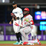 Cincinnati vence a Miami 2-0 con destacada actuación de Elly De La Cruz Los Rojos de Cincinnati lograron una victoria de 2-0 sobre los Marlins de Miami, con contribuciones clave de Elly De La Cruz, quien conectó un doble y un sencillo, y Tyler Stephenson, que añadió un jonrón. Brandon Williamson (1-1) abrió el juego, permitiendo solo tres hits en 6 2/3 entradas y mantuvo a los Marlins sin hits hasta la cuarta entrada. Los relevistas Brock Burke, Tony Santillan y Emilio Pagan completaron la blanqueada, con Pagan obteniendo su cuarto salvamento de la temporada. Cincinnati logró su cuarta victoria consecutiva, mejorando su ofensiva luego de una barrida en Texas, mientras que Miami tuvo pocas oportunidades de anotar, destacando el triple de Agustín Ramírez en la sexta entrada. #MLB #RojosDeCincinnati #EllyDeLaCruz #MarlinsDeMiami #Béisbol #GrandesLigas