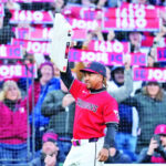José Ramírez se convierte en el jugador con más partidos en la historia de Cleveland El dominicano José Ramírez alcanzó un hito histórico al convertirse en el jugador con más partidos disputados en la historia de los Cleveland Guardians, tras llegar a 1,620 encuentros y superar la marca de Terry Turner, que permaneció vigente durante más de 108 años. El récord fue establecido durante un partido frente a Kansas City, y fue conmemorado con la entrega simbólica de la base de tercera por parte del exjugador Sandy Alomar Jr. antes de la sexta entrada. Ramírez es actualmente el único jugador activo en las Grandes Ligas que lidera a su franquicia en partidos jugados. Desde su debut en 2013, Ramírez ha construido una carrera destacada, participando en seis títulos de división con Cleveland, incluyendo la Serie Mundial de 2016. Es el único jugador en los 125 años de historia del equipo con al menos 250 jonrones y 250 bases robadas, acumulando hasta la fecha 286 cuadrangulares y 289 robos. Además, lidera la franquicia en hits de extrabase con 729 y se posiciona entre los primeros lugares en múltiples categorías ofensivas, consolidándose como una de las figuras más importantes en la historia del equipo. Más información en alodigitalrd.com #DeportesRD #MLB #JoseRamirez #ClevelandGuardians #BeisbolDominicano #AloRD #AloDigitalRD #NoticiasRD