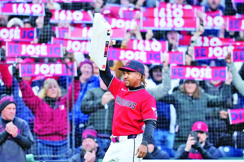 José Ramírez se convierte en el jugador con más partidos en la historia de Cleveland El dominicano José Ramírez alcanzó un hito histórico al convertirse en el jugador con más partidos disputados en la historia de los Cleveland Guardians, tras llegar a 1,620 encuentros y superar la marca de Terry Turner, que permaneció vigente durante más de 108 años. El récord fue establecido durante un partido frente a Kansas City, y fue conmemorado con la entrega simbólica de la base de tercera por parte del exjugador Sandy Alomar Jr. antes de la sexta entrada. Ramírez es actualmente el único jugador activo en las Grandes Ligas que lidera a su franquicia en partidos jugados. Desde su debut en 2013, Ramírez ha construido una carrera destacada, participando en seis títulos de división con Cleveland, incluyendo la Serie Mundial de 2016. Es el único jugador en los 125 años de historia del equipo con al menos 250 jonrones y 250 bases robadas, acumulando hasta la fecha 286 cuadrangulares y 289 robos. Además, lidera la franquicia en hits de extrabase con 729 y se posiciona entre los primeros lugares en múltiples categorías ofensivas, consolidándose como una de las figuras más importantes en la historia del equipo. Más información en alodigitalrd.com #DeportesRD #MLB #JoseRamirez #ClevelandGuardians #BeisbolDominicano #AloRD #AloDigitalRD #NoticiasRD