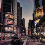 Crisis de asequibilidad en Nueva York: 62 % de los residentes no genera ingresos suficientes para vivir Más de 5 millones de personas en Nueva York, equivalentes al 62 % de la población, no producen ingresos suficientes para cubrir el costo real de vida en la ciudad, según un informe presentado por el alcalde Zohran Mamdani. Este análisis introduce un nuevo enfoque para medir la pobreza y la desigualdad, alejándose de indicadores tradicionales que en 2022 situaban la pobreza en solo un 18 %. El informe revela que una pareja sin hijos necesita ingresos anuales de 106,346 dólares para vivir, mientras que su promedio real es de 97,341 dólares. En el caso de familias con niños, el costo asciende a 159,197 dólares frente a ingresos de 127,007, y para adultos mayores se requieren 123,089 dólares frente a 105,500 generados. El estudio también evidencia una marcada desigualdad racial y económica, afectando principalmente a la comunidad hispana. Un 78 % de los hispanos no alcanza el nivel de vida necesario, siendo el Bronx el distrito con mayor impacto. Esta población enfrenta un déficit promedio anual de aproximadamente 9,500 dólares más que los hogares blancos. Además, el 73 % de los niños vive en familias con inseguridad económica. El informe concluye que la crisis de asequibilidad y la desigualdad racial están profundamente vinculadas, señalando la necesidad de políticas públicas integrales para enfrentar ambas problemáticas de manera simultánea. Más información en alodigitalrd.com #NuevaYork #Economía #CostoDeVida #Desigualdad #Hispanos #AloRD #AloDigitalRD #NoticiasRD