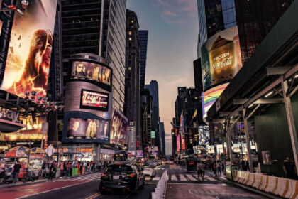 Crisis de asequibilidad en Nueva York: 62 % de los residentes no genera ingresos suficientes para vivir Más de 5 millones de personas en Nueva York, equivalentes al 62 % de la población, no producen ingresos suficientes para cubrir el costo real de vida en la ciudad, según un informe presentado por el alcalde Zohran Mamdani. Este análisis introduce un nuevo enfoque para medir la pobreza y la desigualdad, alejándose de indicadores tradicionales que en 2022 situaban la pobreza en solo un 18 %. El informe revela que una pareja sin hijos necesita ingresos anuales de 106,346 dólares para vivir, mientras que su promedio real es de 97,341 dólares. En el caso de familias con niños, el costo asciende a 159,197 dólares frente a ingresos de 127,007, y para adultos mayores se requieren 123,089 dólares frente a 105,500 generados. El estudio también evidencia una marcada desigualdad racial y económica, afectando principalmente a la comunidad hispana. Un 78 % de los hispanos no alcanza el nivel de vida necesario, siendo el Bronx el distrito con mayor impacto. Esta población enfrenta un déficit promedio anual de aproximadamente 9,500 dólares más que los hogares blancos. Además, el 73 % de los niños vive en familias con inseguridad económica. El informe concluye que la crisis de asequibilidad y la desigualdad racial están profundamente vinculadas, señalando la necesidad de políticas públicas integrales para enfrentar ambas problemáticas de manera simultánea. Más información en alodigitalrd.com #NuevaYork #Economía #CostoDeVida #Desigualdad #Hispanos #AloRD #AloDigitalRD #NoticiasRD