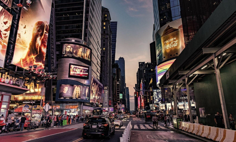 Crisis de asequibilidad en Nueva York: 62 % de los residentes no genera ingresos suficientes para vivir Más de 5 millones de personas en Nueva York, equivalentes al 62 % de la población, no producen ingresos suficientes para cubrir el costo real de vida en la ciudad, según un informe presentado por el alcalde Zohran Mamdani. Este análisis introduce un nuevo enfoque para medir la pobreza y la desigualdad, alejándose de indicadores tradicionales que en 2022 situaban la pobreza en solo un 18 %. El informe revela que una pareja sin hijos necesita ingresos anuales de 106,346 dólares para vivir, mientras que su promedio real es de 97,341 dólares. En el caso de familias con niños, el costo asciende a 159,197 dólares frente a ingresos de 127,007, y para adultos mayores se requieren 123,089 dólares frente a 105,500 generados. El estudio también evidencia una marcada desigualdad racial y económica, afectando principalmente a la comunidad hispana. Un 78 % de los hispanos no alcanza el nivel de vida necesario, siendo el Bronx el distrito con mayor impacto. Esta población enfrenta un déficit promedio anual de aproximadamente 9,500 dólares más que los hogares blancos. Además, el 73 % de los niños vive en familias con inseguridad económica. El informe concluye que la crisis de asequibilidad y la desigualdad racial están profundamente vinculadas, señalando la necesidad de políticas públicas integrales para enfrentar ambas problemáticas de manera simultánea. Más información en alodigitalrd.com #NuevaYork #Economía #CostoDeVida #Desigualdad #Hispanos #AloRD #AloDigitalRD #NoticiasRD