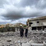 Trump advierte posible destrucción de Irán tras ultimátum sobre Ormuz El presidente de Estados Unidos, Donald Trump, advirtió que "esta noche morirá toda una civilización, para no volver jamás", mientras se acercaba el plazo que dio a Irán para reabrir el estratégico estrecho de Ormuz. Trump indicó que, aunque no desea que ocurra, es probable que se produzca, y señaló que, tras un cambio de régimen en Irán, podrían surgir resultados "revolucionariamente maravillosos". El mandatario fijó como plazo las 20:00 hora de Washington (2:00 GMT del miércoles) y amenazó con destruir puentes y centrales eléctricas iraníes si no se cumplen sus demandas. Trump recordó que 47 años de extorsión y corrupción en Irán llegarán a su fin y defendió la ofensiva conjunta de EE.UU. e Israel que ya ha provocado la muerte del líder supremo Alí Jameneí, su hijo Mojtabá Jameneí y miles de personas, incluyendo civiles. Además, indicó que Teherán ha mostrado disposición a negociar, pero consideró que la propuesta de paz iraní "no es lo suficientemente buena", subrayando que cualquier acuerdo debe garantizar la libre circulación del petróleo por el estrecho de Ormuz. Más información en alodigitalrd.com #DonaldTrump #Irán #Ormuz #ConflictoInternacional #EEUU #AloRD #AloDigitalRD #NoticiasRD