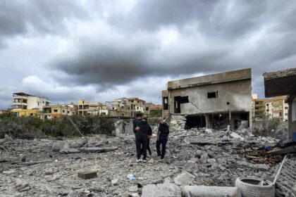 Trump advierte posible destrucción de Irán tras ultimátum sobre Ormuz El presidente de Estados Unidos, Donald Trump, advirtió que "esta noche morirá toda una civilización, para no volver jamás", mientras se acercaba el plazo que dio a Irán para reabrir el estratégico estrecho de Ormuz. Trump indicó que, aunque no desea que ocurra, es probable que se produzca, y señaló que, tras un cambio de régimen en Irán, podrían surgir resultados "revolucionariamente maravillosos". El mandatario fijó como plazo las 20:00 hora de Washington (2:00 GMT del miércoles) y amenazó con destruir puentes y centrales eléctricas iraníes si no se cumplen sus demandas. Trump recordó que 47 años de extorsión y corrupción en Irán llegarán a su fin y defendió la ofensiva conjunta de EE.UU. e Israel que ya ha provocado la muerte del líder supremo Alí Jameneí, su hijo Mojtabá Jameneí y miles de personas, incluyendo civiles. Además, indicó que Teherán ha mostrado disposición a negociar, pero consideró que la propuesta de paz iraní "no es lo suficientemente buena", subrayando que cualquier acuerdo debe garantizar la libre circulación del petróleo por el estrecho de Ormuz. Más información en alodigitalrd.com #DonaldTrump #Irán #Ormuz #ConflictoInternacional #EEUU #AloRD #AloDigitalRD #NoticiasRD