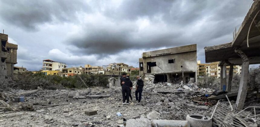 Trump advierte posible destrucción de Irán tras ultimátum sobre Ormuz El presidente de Estados Unidos, Donald Trump, advirtió que "esta noche morirá toda una civilización, para no volver jamás", mientras se acercaba el plazo que dio a Irán para reabrir el estratégico estrecho de Ormuz. Trump indicó que, aunque no desea que ocurra, es probable que se produzca, y señaló que, tras un cambio de régimen en Irán, podrían surgir resultados "revolucionariamente maravillosos". El mandatario fijó como plazo las 20:00 hora de Washington (2:00 GMT del miércoles) y amenazó con destruir puentes y centrales eléctricas iraníes si no se cumplen sus demandas. Trump recordó que 47 años de extorsión y corrupción en Irán llegarán a su fin y defendió la ofensiva conjunta de EE.UU. e Israel que ya ha provocado la muerte del líder supremo Alí Jameneí, su hijo Mojtabá Jameneí y miles de personas, incluyendo civiles. Además, indicó que Teherán ha mostrado disposición a negociar, pero consideró que la propuesta de paz iraní "no es lo suficientemente buena", subrayando que cualquier acuerdo debe garantizar la libre circulación del petróleo por el estrecho de Ormuz. Más información en alodigitalrd.com #DonaldTrump #Irán #Ormuz #ConflictoInternacional #EEUU #AloRD #AloDigitalRD #NoticiasRD