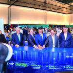 República Dominicana fortalece su posicionamiento turístico con acuerdos que proyectan más de 3 millones de visitantes El ministro de Turismo, David Collado, destacó el sólido posicionamiento de República Dominicana en el Caribe, pese al contexto internacional marcado por tensiones en Medio Oriente. Durante la feria Tradeshow 2026 Miami, señaló que el país mantiene estabilidad política y económica, factores clave que impulsan el crecimiento del sector turístico. El evento, celebrado en el Miami Beach Convention Center, reunió a más de 1,000 agentes de viajes, turoperadores y aerolíneas, junto a más de 100 coexpositores dominicanos. En el marco de la feria se firmaron 15 acuerdos estratégicos que proyectan la llegada de más de 3 millones de pasajeros al país. Entre estos destacan alianzas con empresas como Aeroméxico, que aumentará la frecuencia de vuelos hacia Punta Cana, y Visa, orientada al análisis de consumo turístico. También se renovaron convenios con operadores internacionales y se impulsaron iniciativas culturales y comerciales en Estados Unidos, consolidando la estrategia de posicionar a República Dominicana como un hub turístico regional. Más información en alodigitalrd.com #TurismoRD #DavidCollado #Tradeshow2026 #PuntaCana #EconomíaRD #AloRD #AloDigitalRD #NoticiasRD