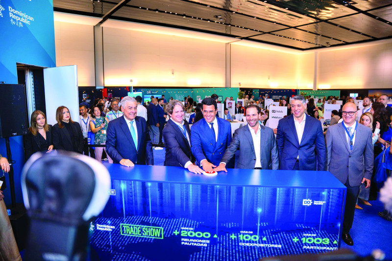 República Dominicana fortalece su posicionamiento turístico con acuerdos que proyectan más de 3 millones de visitantes El ministro de Turismo, David Collado, destacó el sólido posicionamiento de República Dominicana en el Caribe, pese al contexto internacional marcado por tensiones en Medio Oriente. Durante la feria Tradeshow 2026 Miami, señaló que el país mantiene estabilidad política y económica, factores clave que impulsan el crecimiento del sector turístico. El evento, celebrado en el Miami Beach Convention Center, reunió a más de 1,000 agentes de viajes, turoperadores y aerolíneas, junto a más de 100 coexpositores dominicanos. En el marco de la feria se firmaron 15 acuerdos estratégicos que proyectan la llegada de más de 3 millones de pasajeros al país. Entre estos destacan alianzas con empresas como Aeroméxico, que aumentará la frecuencia de vuelos hacia Punta Cana, y Visa, orientada al análisis de consumo turístico. También se renovaron convenios con operadores internacionales y se impulsaron iniciativas culturales y comerciales en Estados Unidos, consolidando la estrategia de posicionar a República Dominicana como un hub turístico regional. Más información en alodigitalrd.com #TurismoRD #DavidCollado #Tradeshow2026 #PuntaCana #EconomíaRD #AloRD #AloDigitalRD #NoticiasRD