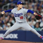 Yamamoto domina desde el montículo y Dodgers vencen a Toronto para extender racha ganadora El lanzador japonés Yoshinobu Yamamoto trabajó más de seis entradas permitiendo solo una carrera, liderando la victoria 4-1 de los Los Angeles Dodgers sobre los Toronto Blue Jays. El partido también destacó por la actuación de Shohei Ohtani, quien extendió su racha de juegos embasándose a 42, además de impulsar una carrera con un sencillo. Con este resultado, los Dodgers alcanzaron su quinta victoria consecutiva. Yamamoto permitió cinco hits, otorgó una base por bolas y ponchó a seis bateadores, consolidando su dominio en el encuentro. El relevo fue completado por Alex Vesia, Blake Treinen y Edwin Díaz, quien aseguró el salvamento. Por Toronto, Kevin Gausman cargó con la derrota tras permitir tres carreras, mientras el equipo extendió su racha negativa a seis juegos. El encuentro también incluyó la expulsión del dirigente John Schneider tras discutir una decisión arbitral. Más información en alodigitalrd.com #MLB #Dodgers #Yamamoto #ShoheiOhtani #Béisbol #AloRD #AloDigitalRD #NoticiasRD