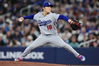 Yamamoto domina desde el montículo y Dodgers vencen a Toronto para extender racha ganadora El lanzador japonés Yoshinobu Yamamoto trabajó más de seis entradas permitiendo solo una carrera, liderando la victoria 4-1 de los Los Angeles Dodgers sobre los Toronto Blue Jays. El partido también destacó por la actuación de Shohei Ohtani, quien extendió su racha de juegos embasándose a 42, además de impulsar una carrera con un sencillo. Con este resultado, los Dodgers alcanzaron su quinta victoria consecutiva. Yamamoto permitió cinco hits, otorgó una base por bolas y ponchó a seis bateadores, consolidando su dominio en el encuentro. El relevo fue completado por Alex Vesia, Blake Treinen y Edwin Díaz, quien aseguró el salvamento. Por Toronto, Kevin Gausman cargó con la derrota tras permitir tres carreras, mientras el equipo extendió su racha negativa a seis juegos. El encuentro también incluyó la expulsión del dirigente John Schneider tras discutir una decisión arbitral. Más información en alodigitalrd.com #MLB #Dodgers #Yamamoto #ShoheiOhtani #Béisbol #AloRD #AloDigitalRD #NoticiasRD