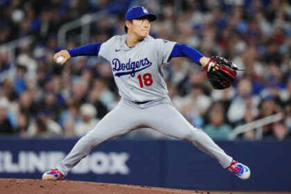 Yamamoto domina desde el montículo y Dodgers vencen a Toronto para extender racha ganadora El lanzador japonés Yoshinobu Yamamoto trabajó más de seis entradas permitiendo solo una carrera, liderando la victoria 4-1 de los Los Angeles Dodgers sobre los Toronto Blue Jays. El partido también destacó por la actuación de Shohei Ohtani, quien extendió su racha de juegos embasándose a 42, además de impulsar una carrera con un sencillo. Con este resultado, los Dodgers alcanzaron su quinta victoria consecutiva. Yamamoto permitió cinco hits, otorgó una base por bolas y ponchó a seis bateadores, consolidando su dominio en el encuentro. El relevo fue completado por Alex Vesia, Blake Treinen y Edwin Díaz, quien aseguró el salvamento. Por Toronto, Kevin Gausman cargó con la derrota tras permitir tres carreras, mientras el equipo extendió su racha negativa a seis juegos. El encuentro también incluyó la expulsión del dirigente John Schneider tras discutir una decisión arbitral. Más información en alodigitalrd.com #MLB #Dodgers #Yamamoto #ShoheiOhtani #Béisbol #AloRD #AloDigitalRD #NoticiasRD