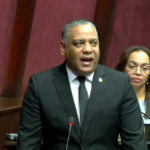 Dueños de Jet Set enfrentan críticas por falta de condena tras tragedia El 8 de abril de 2025 quedó marcado como un día trágico para República Dominicana, cuando el colapso de la discoteca Jet Set provocó la muerte de 236 personas. Entre los sobrevivientes se encuentra el diputado Carlos Gil, quien junto a su esposa logró salir ileso, pero lamenta la pérdida de su colaborador Julio César Valera. Gil denuncia que, un año después, los propietarios Antonio y Maribel Espaillat aún no han recibido una “condena ejemplar” y se pasean por la justicia burlándose de las víctimas, a pesar de que la caída de la estructura se debió a negligencia comprobable y advertencias previas sobre el deterioro del techo. El Ministerio Público presentó la querella ante el Primer Juzgado de Instrucción del Distrito Nacional, acusando a los Espaillat de homicidio y heridas involuntarias por modificaciones estructurales sin licencias. El juez Raymundo Mejía citó a las partes para el 20 de abril, continuando la fase preliminar del juicio. Las leyes dominicanas limitan las condenas a un solo delito, lo que significa que la sanción máxima por homicidio involuntario podría ser de hasta dos años de prisión, aun cuando las acciones negligentes causaron múltiples víctimas. Más información en alodigitalrd.com #TragediaJetSet #JusticiaRD #CámaraDiputados #AloRD #AloDigitalRD #NoticiasRD