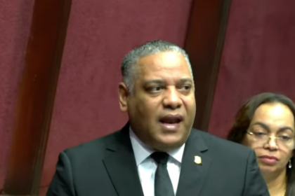 Dueños de Jet Set enfrentan críticas por falta de condena tras tragedia El 8 de abril de 2025 quedó marcado como un día trágico para República Dominicana, cuando el colapso de la discoteca Jet Set provocó la muerte de 236 personas. Entre los sobrevivientes se encuentra el diputado Carlos Gil, quien junto a su esposa logró salir ileso, pero lamenta la pérdida de su colaborador Julio César Valera. Gil denuncia que, un año después, los propietarios Antonio y Maribel Espaillat aún no han recibido una “condena ejemplar” y se pasean por la justicia burlándose de las víctimas, a pesar de que la caída de la estructura se debió a negligencia comprobable y advertencias previas sobre el deterioro del techo. El Ministerio Público presentó la querella ante el Primer Juzgado de Instrucción del Distrito Nacional, acusando a los Espaillat de homicidio y heridas involuntarias por modificaciones estructurales sin licencias. El juez Raymundo Mejía citó a las partes para el 20 de abril, continuando la fase preliminar del juicio. Las leyes dominicanas limitan las condenas a un solo delito, lo que significa que la sanción máxima por homicidio involuntario podría ser de hasta dos años de prisión, aun cuando las acciones negligentes causaron múltiples víctimas. Más información en alodigitalrd.com #TragediaJetSet #JusticiaRD #CámaraDiputados #AloRD #AloDigitalRD #NoticiasRD