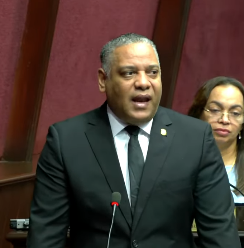 Dueños de Jet Set enfrentan críticas por falta de condena tras tragedia El 8 de abril de 2025 quedó marcado como un día trágico para República Dominicana, cuando el colapso de la discoteca Jet Set provocó la muerte de 236 personas. Entre los sobrevivientes se encuentra el diputado Carlos Gil, quien junto a su esposa logró salir ileso, pero lamenta la pérdida de su colaborador Julio César Valera. Gil denuncia que, un año después, los propietarios Antonio y Maribel Espaillat aún no han recibido una “condena ejemplar” y se pasean por la justicia burlándose de las víctimas, a pesar de que la caída de la estructura se debió a negligencia comprobable y advertencias previas sobre el deterioro del techo. El Ministerio Público presentó la querella ante el Primer Juzgado de Instrucción del Distrito Nacional, acusando a los Espaillat de homicidio y heridas involuntarias por modificaciones estructurales sin licencias. El juez Raymundo Mejía citó a las partes para el 20 de abril, continuando la fase preliminar del juicio. Las leyes dominicanas limitan las condenas a un solo delito, lo que significa que la sanción máxima por homicidio involuntario podría ser de hasta dos años de prisión, aun cuando las acciones negligentes causaron múltiples víctimas. Más información en alodigitalrd.com #TragediaJetSet #JusticiaRD #CámaraDiputados #AloRD #AloDigitalRD #NoticiasRD