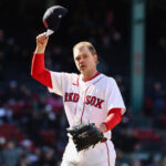 Sonny Gray lidera triunfo de Medias Rojas sobre Milwaukee 5-0 Sonny Gray lanzó seis entradas y un tercio sin permitir carreras, guiando a los Medias Rojas de Boston a una victoria 5-0 sobre Milwaukee y encadenando dos triunfos consecutivos por primera vez en la temporada. La ofensiva de Boston se destacó en la tercera entrada con tres bases por bolas y dos hits dentro del cuadro, impulsando tres carreras claves. Shane Drohan cargó con la derrota en su debut, permitiendo tres carreras y cuatro bases por bolas, mientras que Gray permitió solo tres hits y ponchó a dos. La tercera entrada fue decisiva: Ceddanne Rafaela abrió con sencillo, y tras errores y boletos consecutivos de Drohan, el marcador se amplió a 3-0 con carreras impulsadas por Willson Contreras y un elevado de sacrificio de Trevor Story. Grant Anderson cerró la entrada retirando al venezolano Carlos Narváez con rodado. Esta victoria refleja la sólida combinación de pitcheo y oportunismo ofensivo de los Medias Rojas. Más información en alodigitalrd.com #MediasRojas #MLB #SonnyGray #BeisbolBoston #VictoriaMLB #AloRD #AloDigitalRD #NoticiasRD