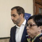 Yeni Berenice Reynoso califica como “innecesario” pedido de contraperitaje en caso Jet Set La procuradora general de la República, Yeni Berenice Reynoso, afirmó que el sistema de justicia no puede convertirse en un escenario de retrasos innecesarios, al cumplirse el primer aniversario de la tragedia de la discoteca Jet Set, donde 236 personas fallecieron y cerca de 180 resultaron heridas. Reynoso destacó que el Ministerio Público tiene la misión de proteger los derechos de unas 400 víctimas y aseguró que el expediente que sustenta la investigación demuestra fallas estructurales por sobrecarga en el techo de la edificación, desestimando la solicitud de contraperitaje presentada por los acusados Antonio y Maribel Espaillat. La procuradora indicó que someter el proceso a pruebas sin indicios fácticos solo busca postergar la decisión judicial sobre un evento previsible y evitable, mientras que los responsables ignoraron señales de fatiga mecánica en la estructura. Asimismo, recordó que el debido proceso ampara a todas las partes y que el Ministerio Público continuará vigilante frente a intentos de desvirtuar los hechos, garantizando que las familias afectadas reciban la justicia que esperan desde hace un año. Más información en alodigitalrd.com #AloRD #AloDigitalRD #NoticiasRD #CasoJetSet #JusticiaRD #TragediaJetSet #YeniBerenice