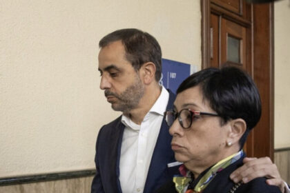 Yeni Berenice Reynoso califica como “innecesario” pedido de contraperitaje en caso Jet Set La procuradora general de la República, Yeni Berenice Reynoso, afirmó que el sistema de justicia no puede convertirse en un escenario de retrasos innecesarios, al cumplirse el primer aniversario de la tragedia de la discoteca Jet Set, donde 236 personas fallecieron y cerca de 180 resultaron heridas. Reynoso destacó que el Ministerio Público tiene la misión de proteger los derechos de unas 400 víctimas y aseguró que el expediente que sustenta la investigación demuestra fallas estructurales por sobrecarga en el techo de la edificación, desestimando la solicitud de contraperitaje presentada por los acusados Antonio y Maribel Espaillat. La procuradora indicó que someter el proceso a pruebas sin indicios fácticos solo busca postergar la decisión judicial sobre un evento previsible y evitable, mientras que los responsables ignoraron señales de fatiga mecánica en la estructura. Asimismo, recordó que el debido proceso ampara a todas las partes y que el Ministerio Público continuará vigilante frente a intentos de desvirtuar los hechos, garantizando que las familias afectadas reciban la justicia que esperan desde hace un año. Más información en alodigitalrd.com #AloRD #AloDigitalRD #NoticiasRD #CasoJetSet #JusticiaRD #TragediaJetSet #YeniBerenice