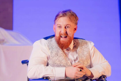 Fallece Michael Patrick, actor de “Juego de Tronos”, a los 35 años El actor Michael Patrick, reconocido por su participación en la sexta temporada de “Juego de Tronos” en 2016, falleció a los 35 años en un centro de cuidados paliativos en Irlanda. Patrick padecía esclerosis lateral amiotrófica (ELA) desde febrero de 2023 y se encontraba recibiendo tratamiento al momento de su muerte. Su esposa, Naomi Sheehan, compartió en Instagram que el actor falleció rodeado de familiares y amigos, destacando el profundo dolor que sienten por su partida. Además de “Juego de Tronos”, Patrick formó parte de otros proyectos televisivos como 'My Left Nut' (2020), 'Blue Lights' (2023) y 'Esta Ciudad' (2024). Su carrera dejó un legado de actuaciones memorables que serán recordadas por sus seguidores y la industria del entretenimiento. Más información en alodigitalrd.com #MichaelPatrick #JuegoDeTronos #ELA #ActorFallecido #Televisión #AloRD #AloDigitalRD #NoticiasRD