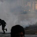 Fuerzas israelíes dispersan con gases lacrimógenos protesta de escolares palestinos en Cisjordania Fuerzas israelíes dispersaron con gases lacrimógenos una protesta de escolares palestinos en la aldea de Umm al-Khair, ubicada en el sur de Cisjordania reocupada, durante el primer día de clases tras 40 días de suspensión debido al conflicto. La manifestación se produjo en un contexto de tensión tras la interrupción prolongada de las actividades escolares por la guerra. El incidente ocurrió cuando menores y residentes realizaban una lección al aire libre frente a una valla de alambre de espino, instalada por colonos de Carmel, que bloqueaba el acceso al plantel educativo. La acción generó enfrentamientos con las fuerzas desplegadas en la zona, en medio de denuncias por restricciones al acceso a la educación. Más información en alodigitalrd.com. #Cisjordania #Israel #Palestina #Conflicto #DerechosHumanos #AloRD #AloDigitalRD #NoticiasRD